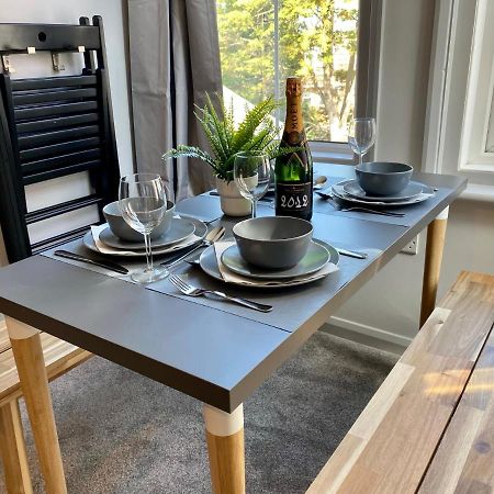 Trendy Stylish Apartment! - 5 Minute Walk To The Best Beach! - Great Location - Parking - Fast Wifi - Smart Tv - Newly Decorated - Sleeps Up To 6! Close To Bournemouth & Poole Town Centre & Sandbanks المظهر الخارجي الصورة