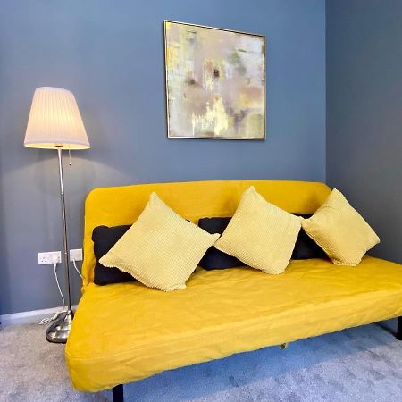 Trendy Stylish Apartment! - 5 Minute Walk To The Best Beach! - Great Location - Parking - Fast Wifi - Smart Tv - Newly Decorated - Sleeps Up To 6! Close To Bournemouth & Poole Town Centre & Sandbanks المظهر الخارجي الصورة