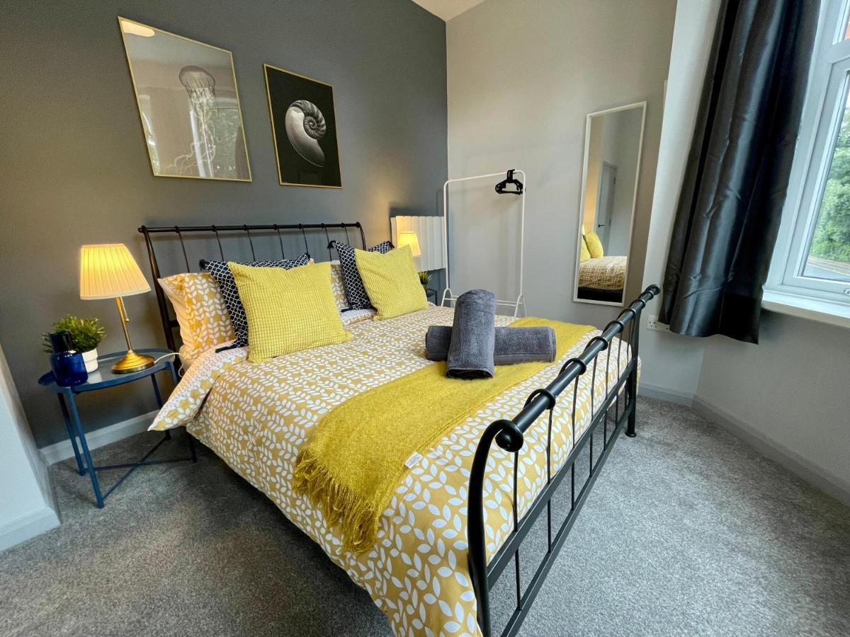 Trendy Stylish Apartment! - 5 Minute Walk To The Best Beach! - Great Location - Parking - Fast Wifi - Smart Tv - Newly Decorated - Sleeps Up To 6! Close To Bournemouth & Poole Town Centre & Sandbanks المظهر الخارجي الصورة
