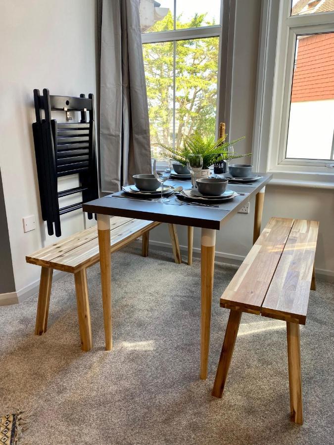 Trendy Stylish Apartment! - 5 Minute Walk To The Best Beach! - Great Location - Parking - Fast Wifi - Smart Tv - Newly Decorated - Sleeps Up To 6! Close To Bournemouth & Poole Town Centre & Sandbanks المظهر الخارجي الصورة