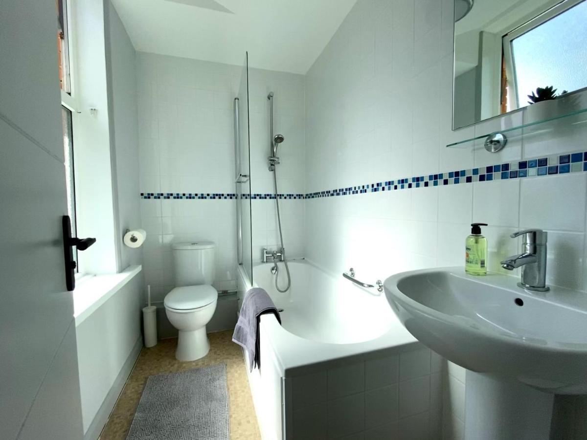 Trendy Stylish Apartment! - 5 Minute Walk To The Best Beach! - Great Location - Parking - Fast Wifi - Smart Tv - Newly Decorated - Sleeps Up To 6! Close To Bournemouth & Poole Town Centre & Sandbanks المظهر الخارجي الصورة