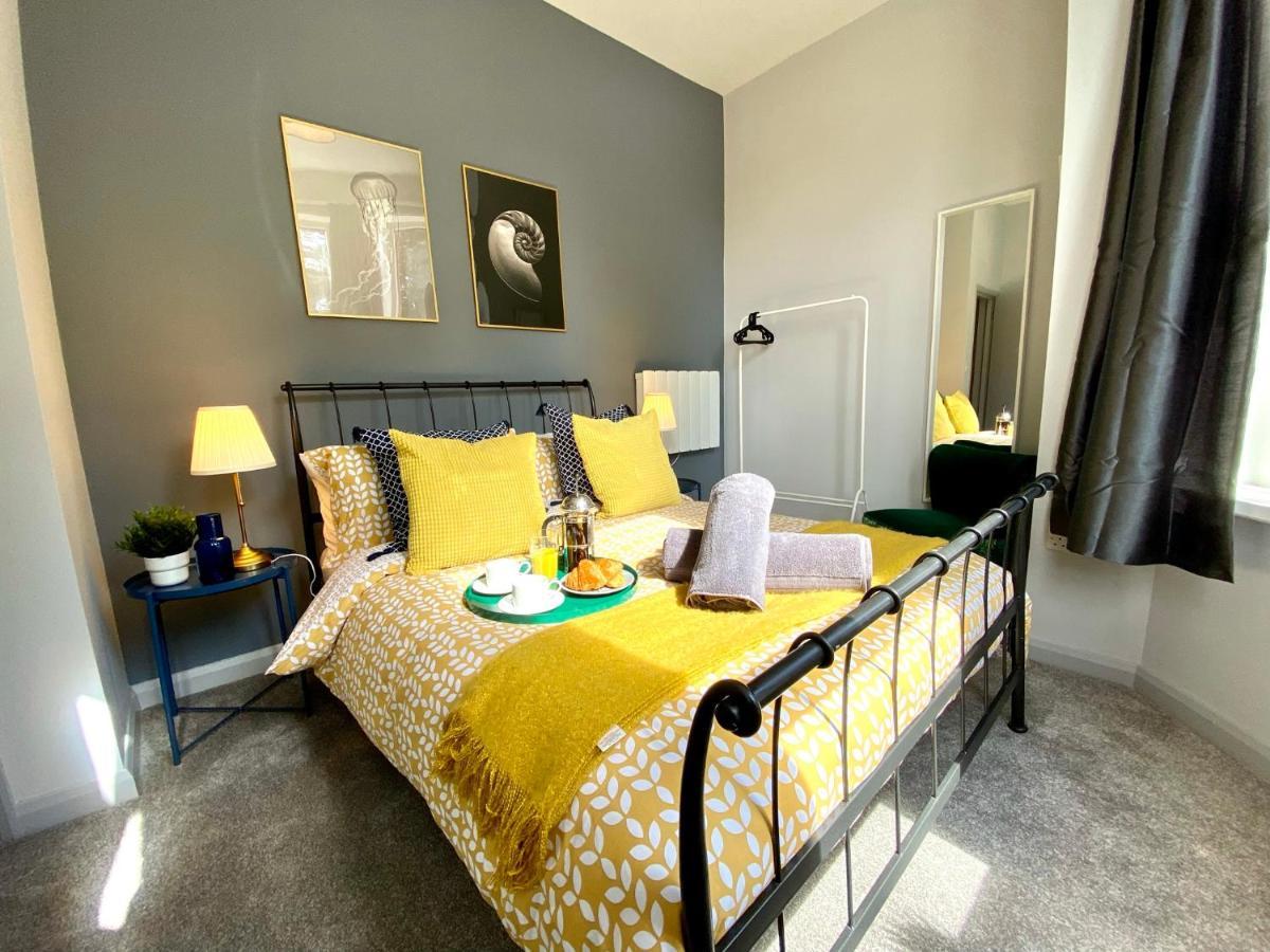 Trendy Stylish Apartment! - 5 Minute Walk To The Best Beach! - Great Location - Parking - Fast Wifi - Smart Tv - Newly Decorated - Sleeps Up To 6! Close To Bournemouth & Poole Town Centre & Sandbanks المظهر الخارجي الصورة