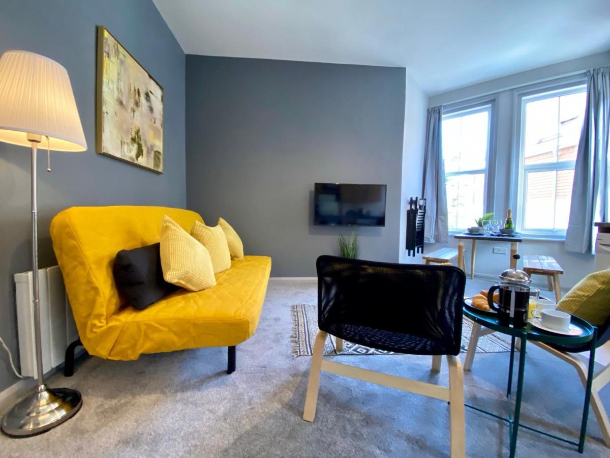Trendy Stylish Apartment! - 5 Minute Walk To The Best Beach! - Great Location - Parking - Fast Wifi - Smart Tv - Newly Decorated - Sleeps Up To 6! Close To Bournemouth & Poole Town Centre & Sandbanks المظهر الخارجي الصورة