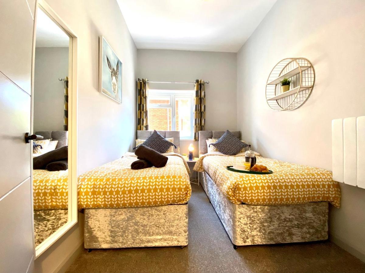 Trendy Stylish Apartment! - 5 Minute Walk To The Best Beach! - Great Location - Parking - Fast Wifi - Smart Tv - Newly Decorated - Sleeps Up To 6! Close To Bournemouth & Poole Town Centre & Sandbanks المظهر الخارجي الصورة