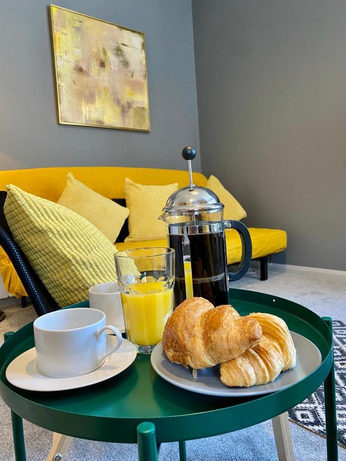 Trendy Stylish Apartment! - 5 Minute Walk To The Best Beach! - Great Location - Parking - Fast Wifi - Smart Tv - Newly Decorated - Sleeps Up To 6! Close To Bournemouth & Poole Town Centre & Sandbanks المظهر الخارجي الصورة
