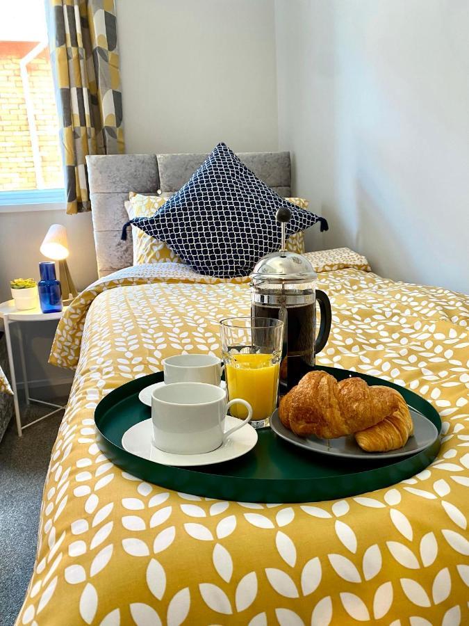 Trendy Stylish Apartment! - 5 Minute Walk To The Best Beach! - Great Location - Parking - Fast Wifi - Smart Tv - Newly Decorated - Sleeps Up To 6! Close To Bournemouth & Poole Town Centre & Sandbanks المظهر الخارجي الصورة
