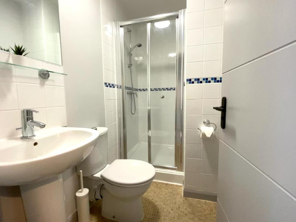 Trendy Stylish Apartment! - 5 Minute Walk To The Best Beach! - Great Location - Parking - Fast Wifi - Smart Tv - Newly Decorated - Sleeps Up To 6! Close To Bournemouth & Poole Town Centre & Sandbanks المظهر الخارجي الصورة