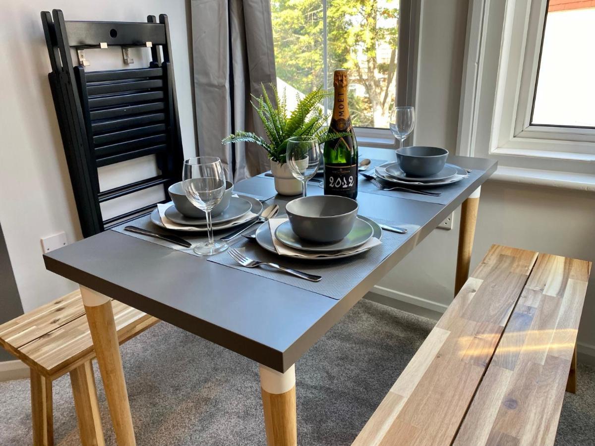 Trendy Stylish Apartment! - 5 Minute Walk To The Best Beach! - Great Location - Parking - Fast Wifi - Smart Tv - Newly Decorated - Sleeps Up To 6! Close To Bournemouth & Poole Town Centre & Sandbanks المظهر الخارجي الصورة