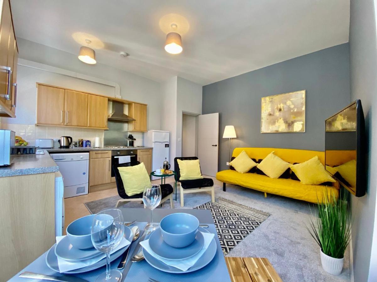 Trendy Stylish Apartment! - 5 Minute Walk To The Best Beach! - Great Location - Parking - Fast Wifi - Smart Tv - Newly Decorated - Sleeps Up To 6! Close To Bournemouth & Poole Town Centre & Sandbanks المظهر الخارجي الصورة