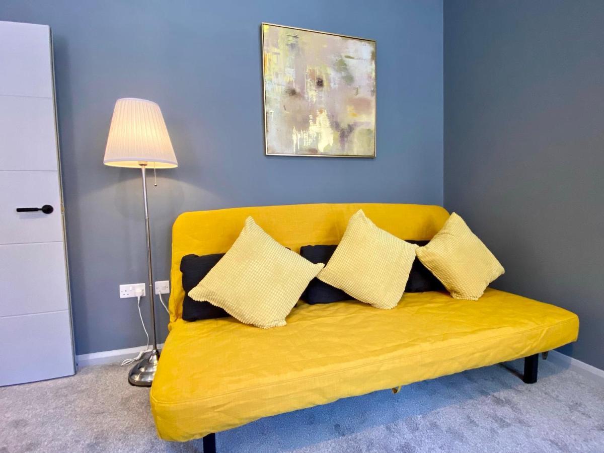 Trendy Stylish Apartment! - 5 Minute Walk To The Best Beach! - Great Location - Parking - Fast Wifi - Smart Tv - Newly Decorated - Sleeps Up To 6! Close To Bournemouth & Poole Town Centre & Sandbanks المظهر الخارجي الصورة