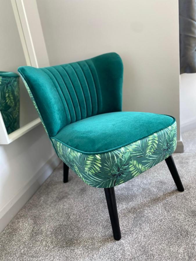 Trendy Stylish Apartment! - 5 Minute Walk To The Best Beach! - Great Location - Parking - Fast Wifi - Smart Tv - Newly Decorated - Sleeps Up To 6! Close To Bournemouth & Poole Town Centre & Sandbanks المظهر الخارجي الصورة