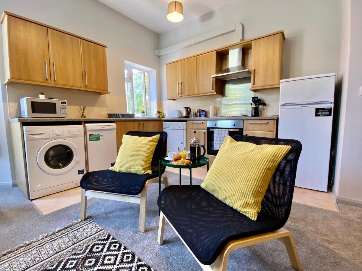 Trendy Stylish Apartment! - 5 Minute Walk To The Best Beach! - Great Location - Parking - Fast Wifi - Smart Tv - Newly Decorated - Sleeps Up To 6! Close To Bournemouth & Poole Town Centre & Sandbanks المظهر الخارجي الصورة